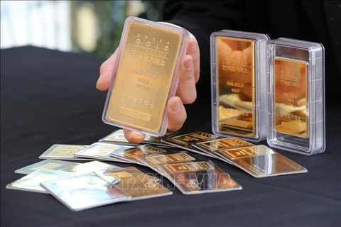 Vàng miếng được giới thiệu tại sàn giao dịch vàng. (Ảnh: Yonhap/TTXVN)
