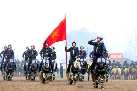 Cán bộ, chiến sỹ Đoàn Cảnh sát cơ động Kỵ binh tập luyện chuẩn bị cho lễ kỷ niệm 50 năm ngày truyền thống lực lượng Cảnh sát cơ động (15/4/1974 - 15/4/2024). (Ảnh: Phạm Kiên/TTXVN)