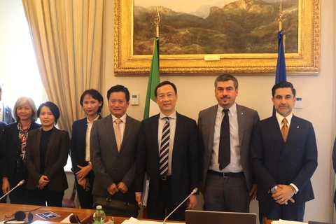 Các đại biểu Việt Nam và Italy tham dự Phiên điều tra tìm hiểu thực tế về các vấn đề liên quan đến tầm nhìn của Italy và các nước châu Âu ở khu vực Ấn Độ Dương-Thái Bình Dương chụp ảnh lưu niệm. (Ảnh: Thanh Hải/TTXVN)