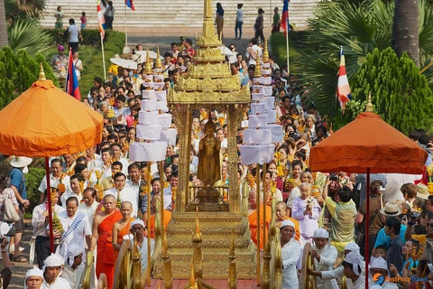 Lễ rước tượng Phật. 
