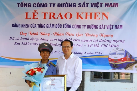 Tổng Công ty Đường sắt Việt Nam tặng Bằng khen cho anh Trịnh Dũng. (Ảnh: TTXVN phát)