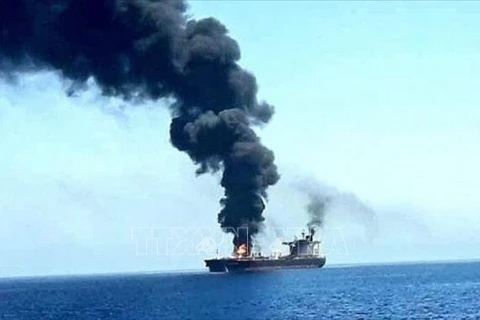 Tàu chở hàng bị lực lượng Houthi tấn công ngoài khơi Hodeidah, Yemen. (Ảnh tư liệu: IRNA/TTXVN)