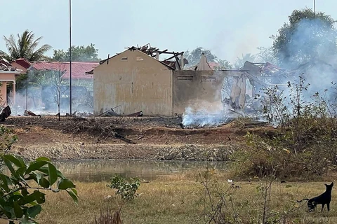 Hiện trường vụ nổ kho đạn tại tỉnh Kampong Speu, Campuchia, ngày 27/4/2024. (Ảnh: AFP/TTXVN)