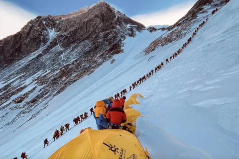 Những người leo núi xếp hàng dài leo lên một con dốc trong quá trình chinh phục đỉnh Everest năm 2021. (Ảnh: AFP/Getty Images)