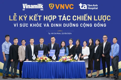 Lãnh đạo Vinamilk, Hệ thống trung tâm tiêm chủng VNVC và Bệnh viện Đa khoa Tâm Anh ký hợp tác chiến lược. (Ảnh: Vi Nam/Vietnam+)