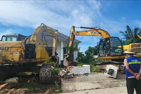 Cưỡng chế tháo dỡ công trình xây dựng trong khu lấn chiếm đất trái phép. (Ảnh: Lê Huy Hải/TTXVN)