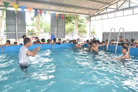 Mở lớp học bơi miễn phí cho học sinh. (Ảnh: Nguyên Dung/TTXVN)