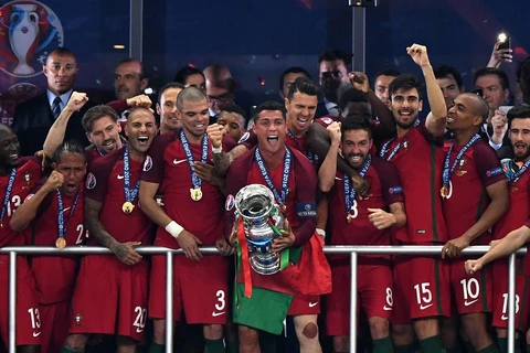Ronaldo và các đồng đội ăn mừng chức vô địch EURO 2016. (Nguồn: Sky Sport)
