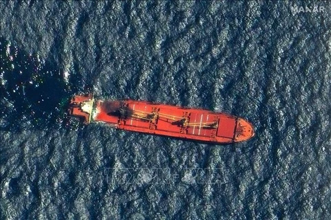 Con tàu bị lực lượng Houthi tấn công trên Biển Đỏ, ngày 1/3/2024. (Ảnh tư liệu: AFP/TTXVN)