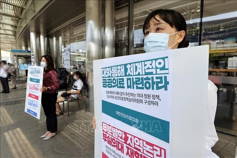 Các bác sỹ tham gia đình công phản đối kế hoạch cải tổ ngành y tại Seoul, Hàn Quốc. (Ảnh tư liệu: Yonhap/TTXVN)