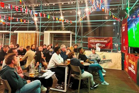 Khách xem bóng đá tại một nhà hàng phục vụ các loại bia truyền thống của Séc trên phố Ostrovskeho, Praha 5 trong ngày EURO 2024 mở màn với trận đấu giữa tuyển Đức và Scotland. (Ảnh: Ngọc Biên/TTXVN)