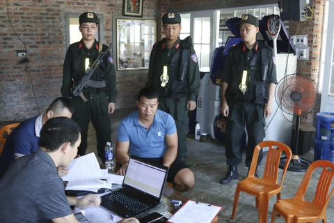 Lực lượng Công an thi hành lệnh khám xét khẩn cấp đối với đối tượng Nguyễn Xuân Hùng. (Nguồn: Công An Nhân dân) 