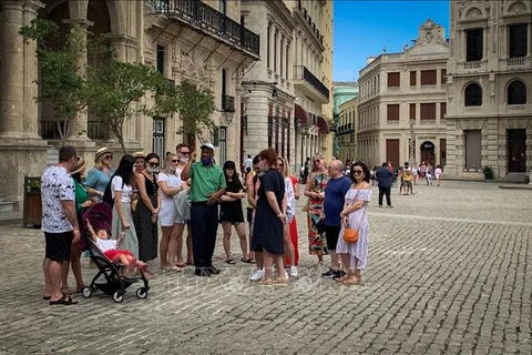 Khách du lịch tham quan La Habana, Cuba. (Ảnh tư liệu: AFP/TTXVN)