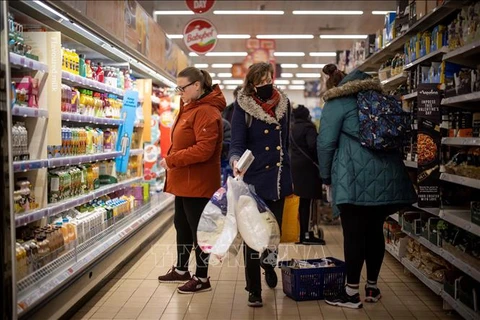 Người dân mua hàng tại siêu thị ở London, Anh. (Ảnh: AFP/TTXVN)