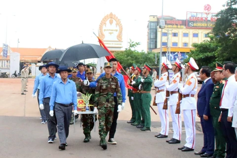 Đón hài cốt các liệt sĩ hồi hương qua Cửa khẩu quốc tế Bình Hiệp (Thị xã Kiến Tường, tỉnh Long An). (Ảnh: Bùi Giang/TTXVN)