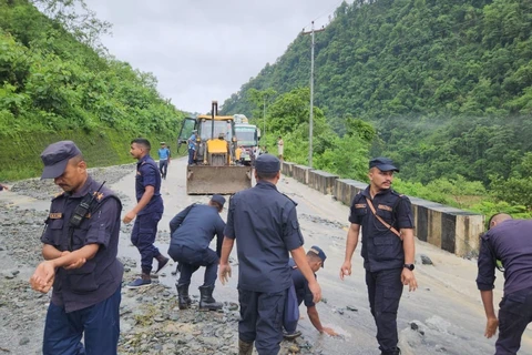 Cảnh sát và lực lượng cứu hộ tìm kiếm người mất tích sau vụ lở đất tại huyện Chitwan, Nepal, ngày 12/7/2024. (Ảnh: THX/TTXVN)