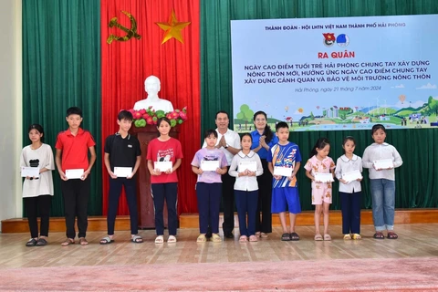 Bí thư Thành đoàn Hải Phòng Vương Toàn Thu Thủy tặng quà cho thiếu nhi có hoàn cảnh khó khăn. (Ảnh: Hoàng Ngọc/TTXVN)