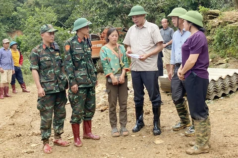 Ông Nguyễn Thành Công, Phó Chủ tịch UBND tỉnh Sơn La (đứng giữa) thăm hỏi, động viên thân nhân gia đình có người mất tích do mưa lũ, đất sạt lở vùi lấp ở xã Chiềng Nơi, huyện Mai Sơn, tỉnh Sơn La. (Ảnh: TTXVN phát)