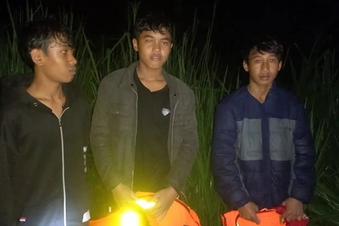 Ba thiếu niên mắc kẹt giữa sông Đồng Nai được giải cứu an toàn. (Nguồn: Người lao động) 
