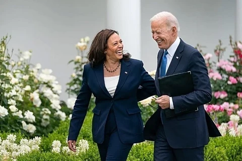 Ngày 21/7/2024, Tổng thống Mỹ Joe Biden (phải) đã bất ngờ tuyên bố rút lui khỏi chiến dịch tái tranh cử Tổng thống năm 2024, đồng thời ủng hộ Phó Tổng thống Kamala Harris (trái) thay ông gánh vác trọng trách làm ứng cử viên của đảng Dân chủ trong cuộc đua vào Nhà Trắng. Trong một phát biểu, bà Harris bày tỏ mong đợi sớm được chính thức nhận đề cử của đảng Dân chủ. (Ảnh: White House/TTXVN)