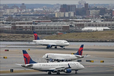 Máy bay của Hãng Delta tại sân bay LaGuardia ở New York (Mỹ). (Ảnh: AFP/TTXVN) 