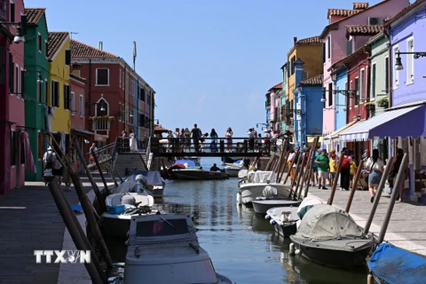 Khách du lịch tại Venice, Italy, ngày 18/7/2024. (Ảnh: THX/TTXVN)