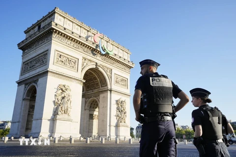 Cảnh sát Pháp tăng cường an ninh tại thủ đô Paris. (Ảnh: Kyodo/TTXVN)