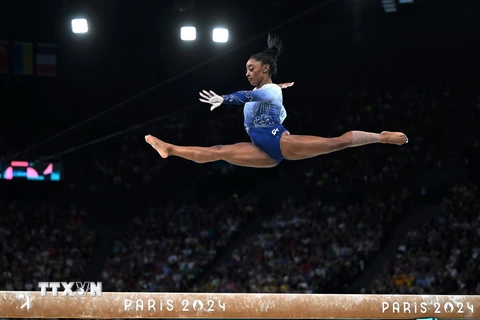 VĐV thể dục dụng cụ người Mỹ Simone Biles thi đấu ở chung kết nội dung cầu thăng bằng của nữ tại Olympic Paris 2024, Pháp, ngày 5/8/2024. (Ảnh: THX/TTXVN)