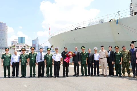 Đại diện Vùng 2 Hải quân Việt Nam, lãnh đạo các cấp ngành Thành phố Hồ Chí Minh, Đại sứ quán Canada tại Việt Nam, Thuyền trưởng Tàu Hải quân Hoàng gia Canada Montréal cùng các thủy thủ đoàn tại Cảng Nhà Rồng. (Ảnh: Thanh Vũ/TTXVN)