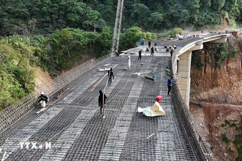 Thi công hạng mục đan thép mặt cầu để phục vụ thảm bê tông Cầu 74 đang được thi công. (Ảnh: Hữu Quyết/TTXVN) 