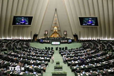 Toàn cảnh một phiên họp Quốc hội Iran ở Tehran. (Ảnh: AFP/TTXVN)