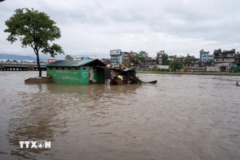 Cảnh ngập lụt sau những trận mưa lớn tại Nepal. (Ảnh: THX/TTXVN)