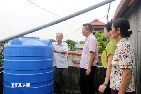 Gia đình ông Nguyễn Văn Thỏa, xã Tràng An, huyện Bình Lục đã sử dụng vốn vay đầu tư hệ thống nước sạch đảm bảo vệ sinh. (Ảnh: Nguyễn Chinh/TTXVN)