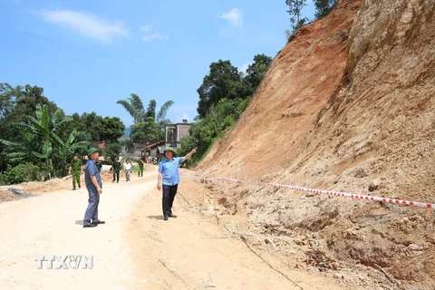 Phó Chủ tịch UBND tỉnh Lạng Sơn Đoàn Thanh Sơn kiểm tra vùng có nguy cơ ngập úng tại thị trấn Na Sầm, huyện Văn Lãng. (Ảnh: Anh Tuấn/TTXVN) 