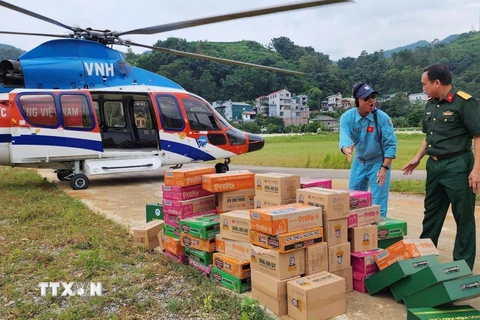 Bộ Quốc phòng tiếp tục chuyển hàng hóa cứu trợ đến đồng bào bị lũ lụt tỉnh Cao Bằng. (Ảnh: Thông tấn Quân sự/TTXVN phát) 