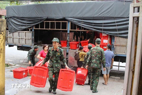 Hội Chữ thập đỏ tỉnh Lạng Sơn tiếp nhận 300 thùng hàng cứu trợ cho người dân vùng lũ từ Trung ương Hội Chữ thập đỏ Việt Nam. (Ảnh: TTXVN phát)