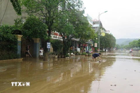 Người dân dọn dẹp vệ sinh trên đường An Dương Vương, thành phố Lào Cai. (Ảnh: Hồng Ninh/TTXVN)