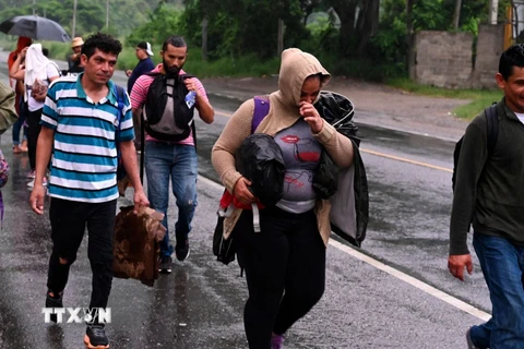 Người di cư di chuyển tới El Florido (Honduras), giáp giới với Guatemala, trong hành trình tới Mỹ ngày 20/10/2022. (Ảnh: AFP/TTXVN)