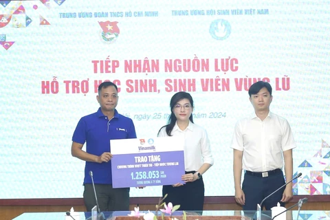 Đại diện Vinamilk trao tặng bảng tượng trưng hơn 1.258.000 sản phẩm (tương đương 6 tỷ đồng) cho đại diện Trung ương Đoàn Thanh niên Cộng sản Hồ Chí Minh. (Nguồn: Vietnam+)