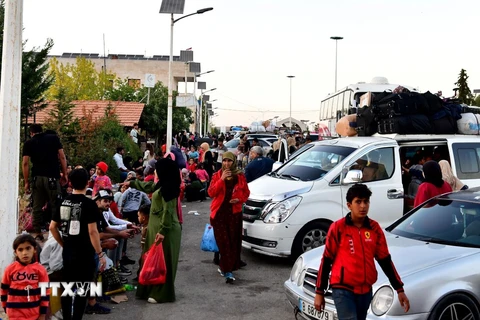 Người dân sơ tán khỏi Liban di chuyển tới cửa khẩu biên giới Jdeidat Yabous với Syria ngày 24/9/2024. (Ảnh: THX/TTXVN)