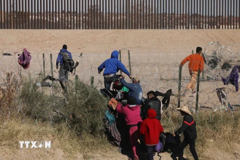 Người di cư vượt biên từ Mexico vào Mỹ. (Ảnh: AFP/TTXVN)