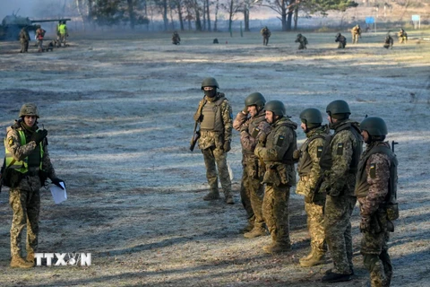 Binh sỹ Ukraine tham gia buổi huấn luyện ở ngoại ô Kiev. (Ảnh: AFP/TTXVN)