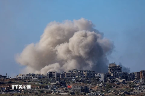 Khói bốc lên sau cuộc không kích của Israel xuống Dải Gaza. (Ảnh: AFP/TTXVN)