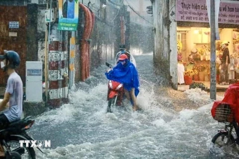 Sóng nước cuồn cuộn trên đường Võ Văn Ngân, thành phố Thủ Đức. (Ảnh: Hồng Giang/TTXVN)