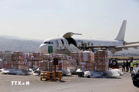 Máy bay chở hàng viện trợ tới sân bay ở Beirut, Liban, ngày 4/10/2024. (Ảnh: THX/TTXVN)