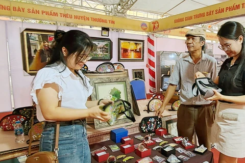 Khách hàng đến Festival Thường Tín tiếp cận sản phẩm Thủ công mỹ nghệ, OCOP. (Ảnh: Kinh tế Đô thị)