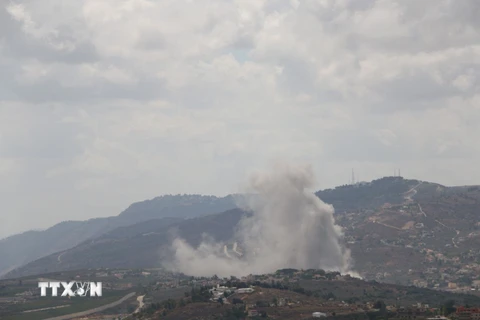 Khói bốc lên sau một cuộc không kích của Israel. (Nguồn: AFP/TTXVN)