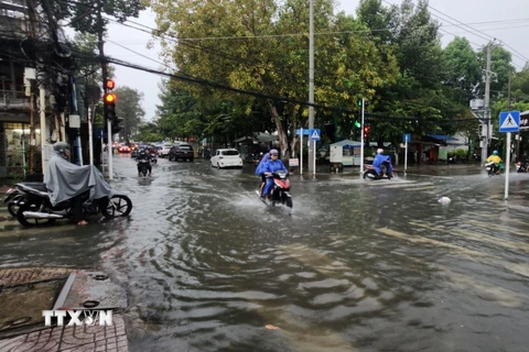 Mưa lớn kéo dài kết hợp triều cường gây ngập cục bộ. (Ảnh: Phạm Minh Tuấn/TTXVN)