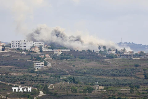 Khói bốc lên sau một vụ không kích ở Palestine. (Nguồn: AFP/TTXVN)