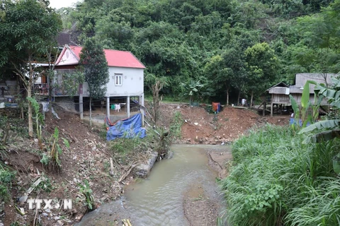 Cụm dân cư nằm trong khu vực có nguy cơ sạt lở, sụt trượt cao khi người dân xây dựng nhà ở bên bờ vực hạ nguồn khe suối. (Ảnh: Xuân Tiến/TTXVN)